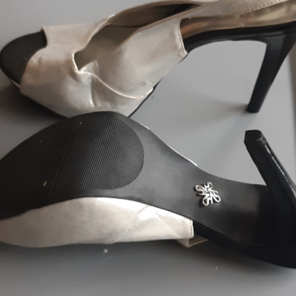 Vera Wang Shoes - Picture 3 of 4